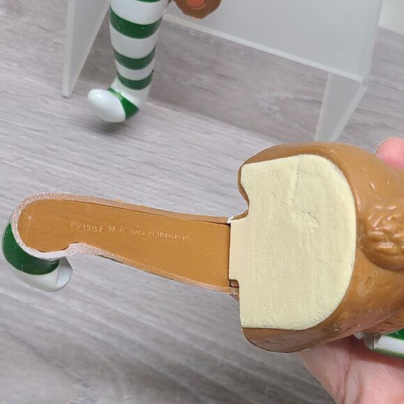 Vintage 1982 Holiday Bear Christmas Stocking Hanger Candy Cane Scarf Set of 2 - Picture 4 of 5